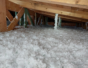 Zateplení stropu kulturního domu pomocí foukané izolace